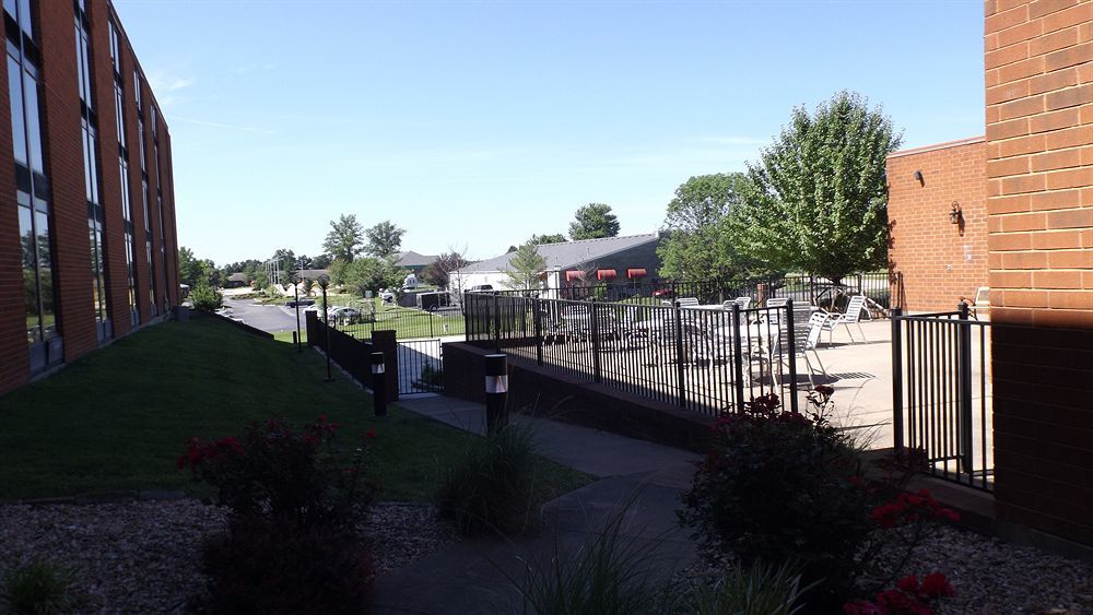 Ramada By Wyndham Wentzville Exterior foto